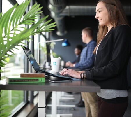 benefits-of-using-ergonomic-standing-desk-in-office