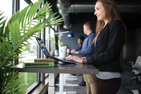 benefits-of-using-ergonomic-standing-desk-in-office
