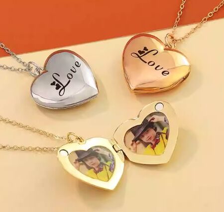 heart-shaped-necklace-with-a-warming-photo-keeping-loved-ones-close