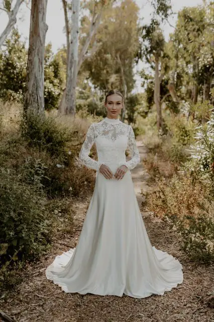Lotus Elegant Wedding Dress – The Epitome of Grace and Fluidity